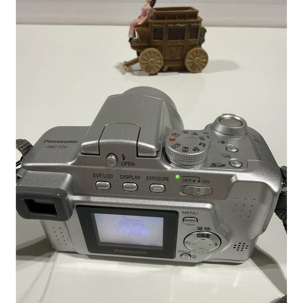PANASONIC Lumix DMC-FZ4 Digital Camera w/ Battery, Charger, 512mb SD Card -WORKS